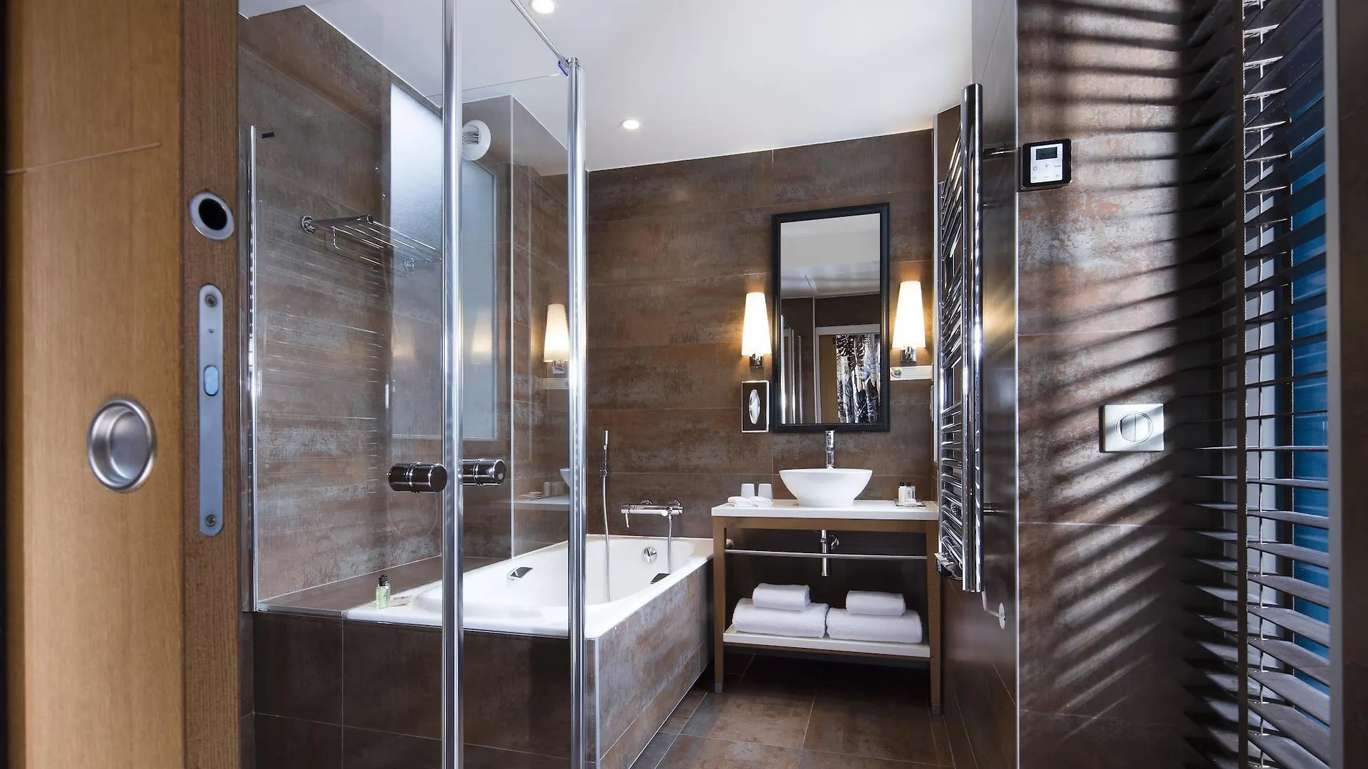 Le Six 4* Paris
