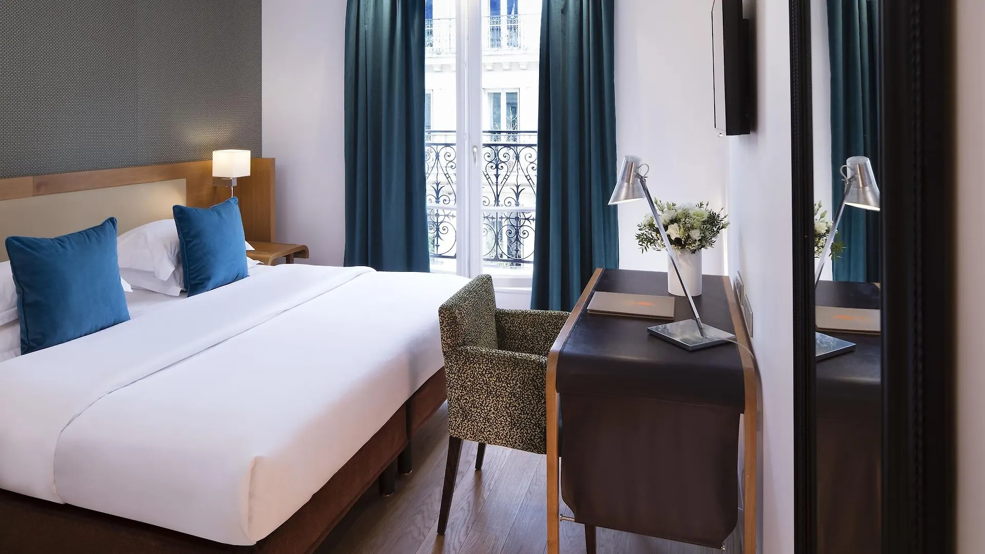 Le Six Hotel