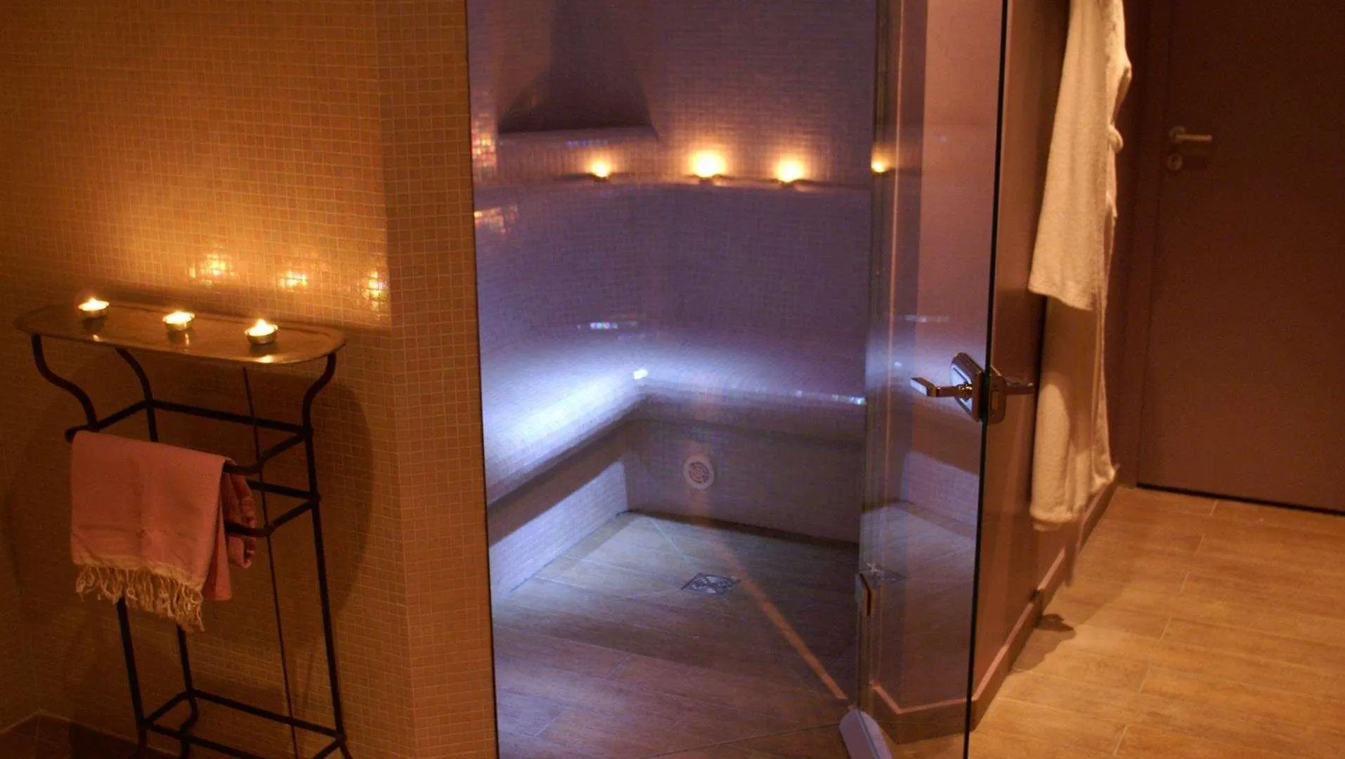 Le Six Hotel 4*