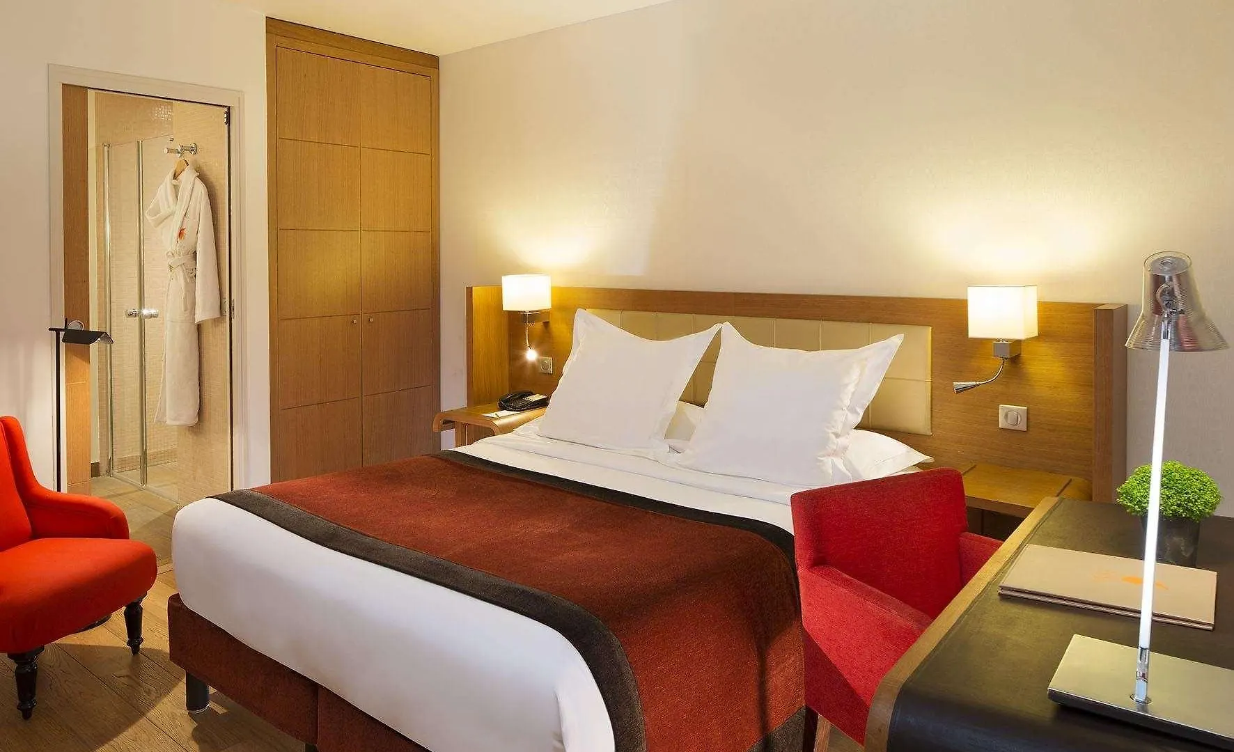 Le Six 4* Paris