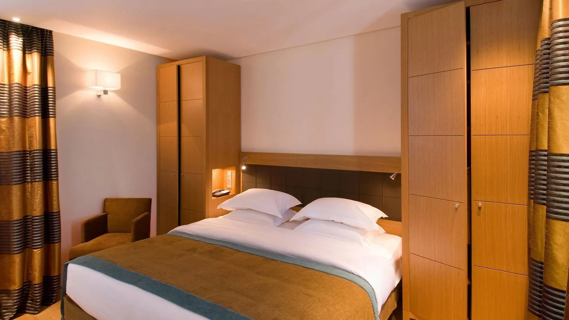 Le Six Hotel 4*