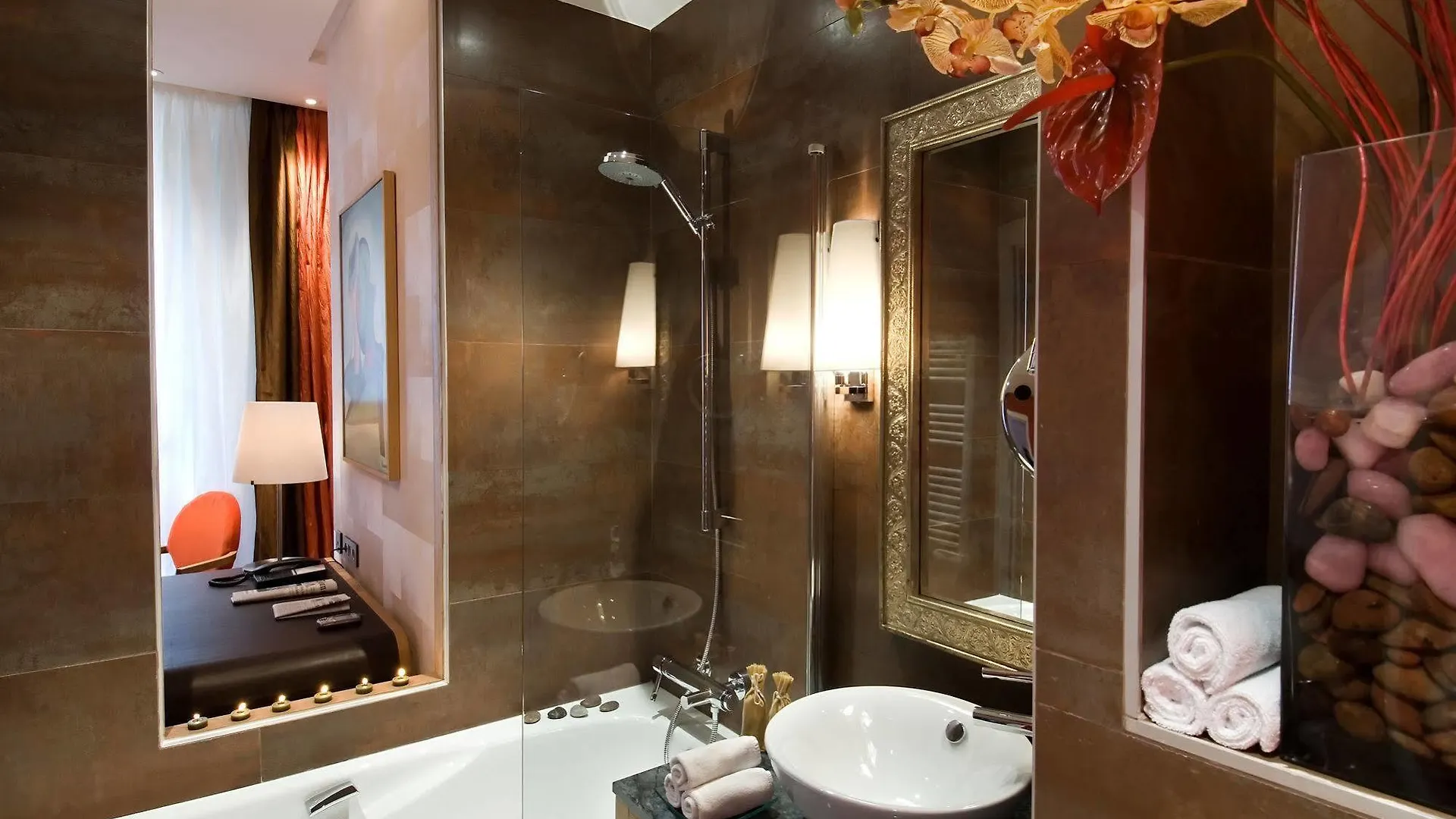 Le Six 4* Paris