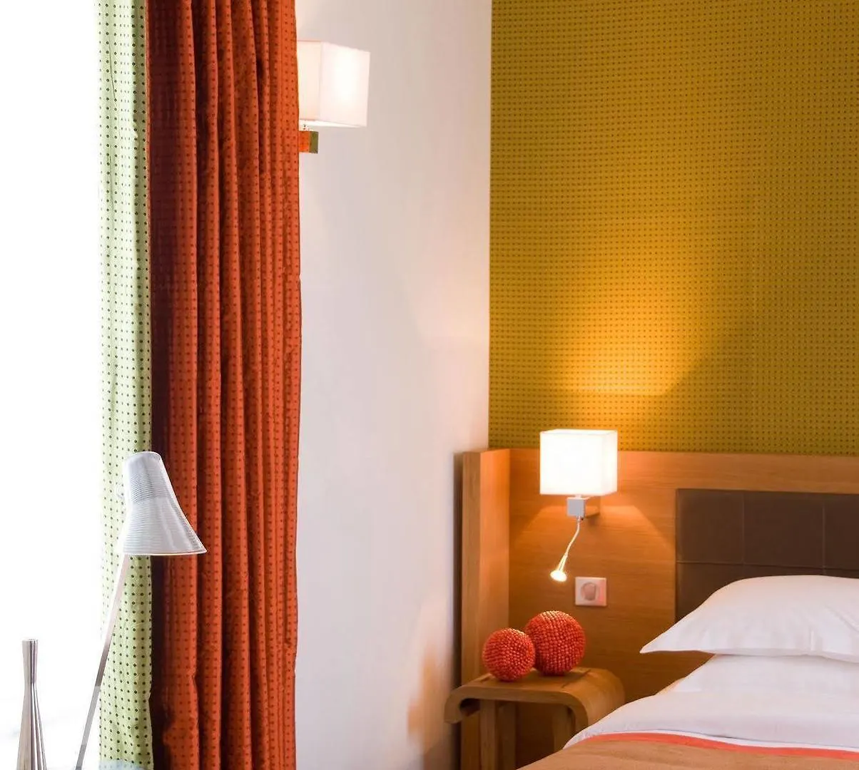 Le Six 4* Paris