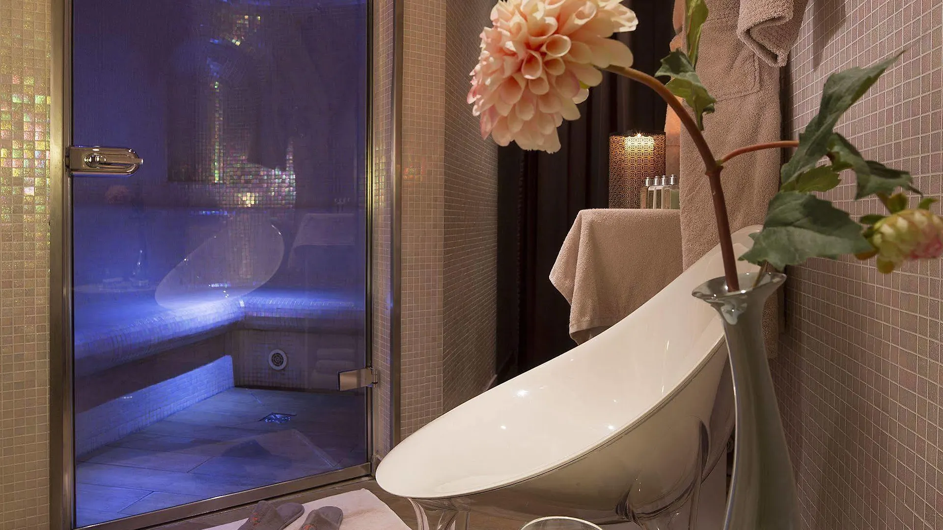 Le Six Hotel 4*