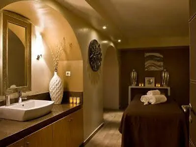 Otel Le Six 4*